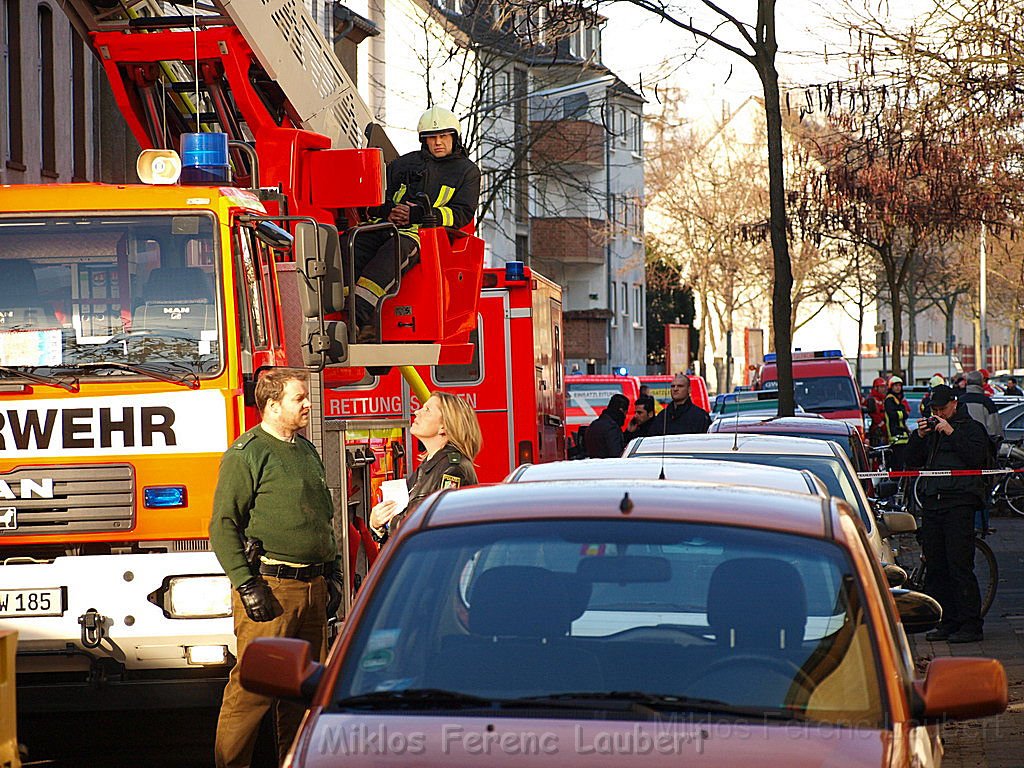 Einsatz Feuerwehr SEK Polizei Koeln Nippes Merheimerstr P046.JPG